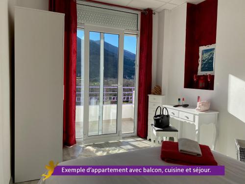 阿梅利莱班帕拉勒达Domaine des Anges的一间卧室设有大窗户和红色窗帘