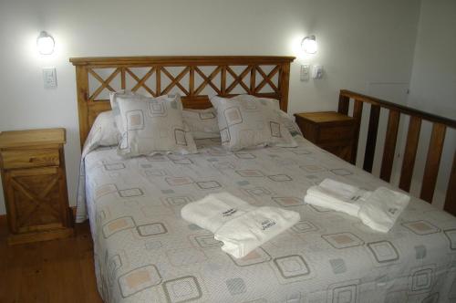 本塔纳山村Cabañas Aldea Serrana的一间卧室配有带毛巾的床