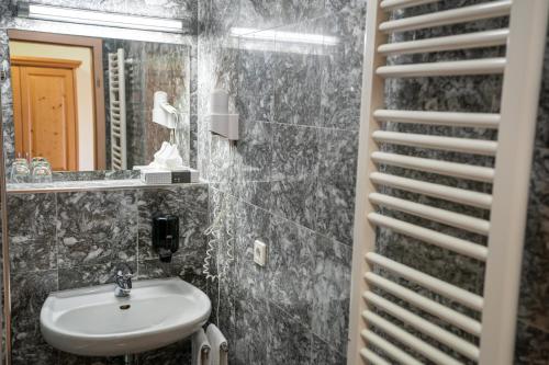 兰格瑙Hotel-Gasthof zur Linde的一间带水槽和镜子的浴室