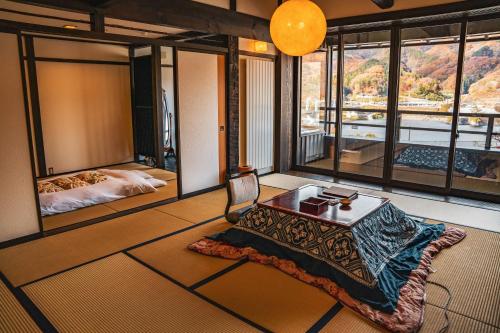 长野原Yamakikan的带桌子的房间,享有一间卧室的景色