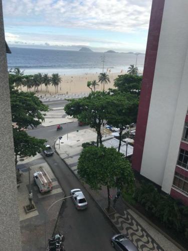 里约热内卢Quarto Leme的从大楼欣赏到街道和海滩的景色