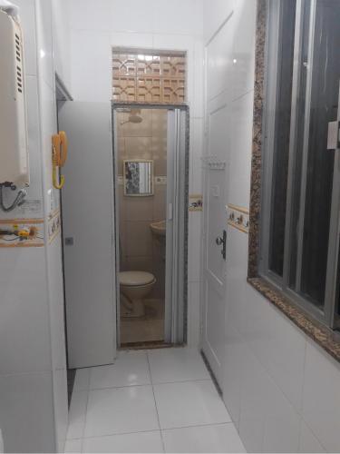 里约热内卢Quarto Leme的一间带卫生间和镜子的浴室
