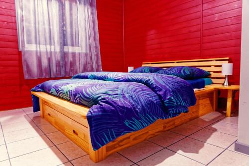 卡夫尔高原Case au pied du volcan的红色墙壁客房的两张床