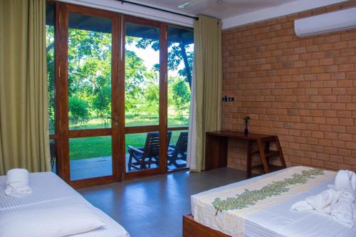 蒂瑟默哈拉默Breezy Lake的一间卧室设有两张床,并设有一个通往庭院的门。