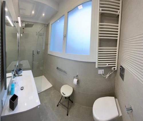 夸尔图-圣埃莱娜La casa di Zoe的一间带卫生间、水槽和窗户的浴室