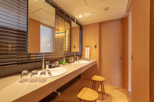 妙高Lime Resort Myoko的一间带两个盥洗盆和大镜子的浴室