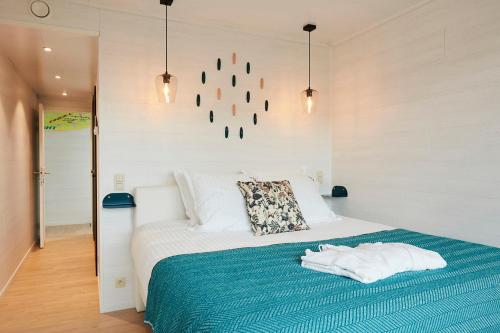 德帕内B&B Armalot by Julia的一间卧室配有一张带蓝色毯子的床