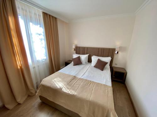 萨克德佐尔镇Alva Hotel & Spa的一间卧室设有一张大床和一个窗户。