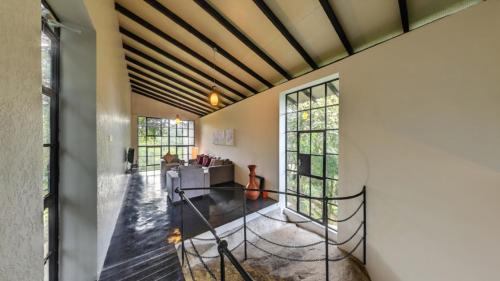 康提Dream Lodge的客厅设有拱形天花板和大窗户