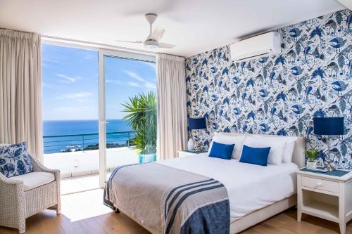 开普敦Bay Reflections Camps Bay Luxury Serviced Apartments的一间卧室设有一张床,享有海景