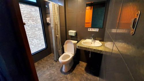 洛坤府Phooree Boutique Hotel的一间带卫生间和水槽的浴室