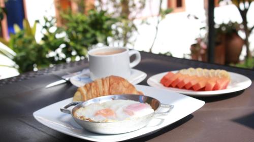 莱瓦镇Villa Pepita Real的餐桌,带两盘食物和一杯咖啡的桌子