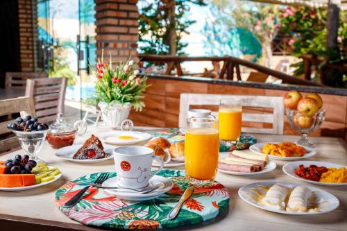 卡诺格布拉达佳蒂姆奥瑞克斯旅馆的餐桌上放有食物和橙汁