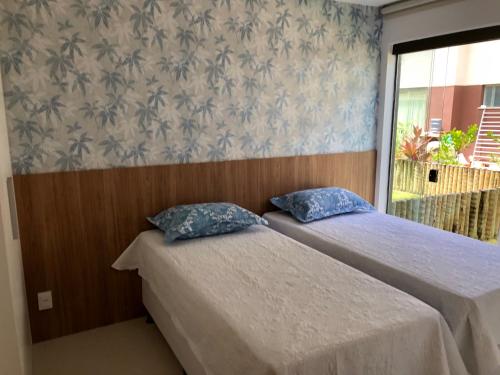 因巴塞Ykutiba Residencial的卧室内两张并排的床
