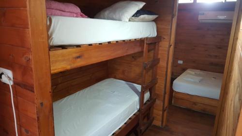 GualeguaychúCabañas Diamante的小木屋设有两张双层床,