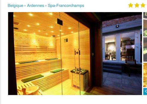 JehansterApartment Design Suite的一间设有玻璃墙的桑拿浴室的房间