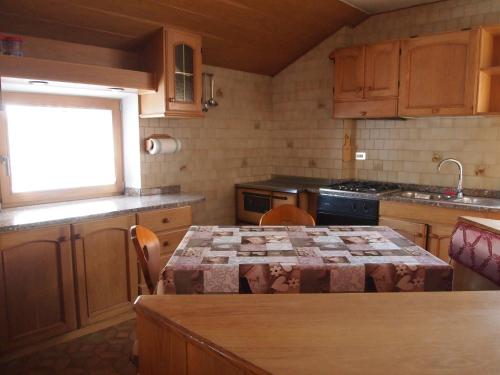 博萨迪法萨Ciasa Giorgina的厨房配有桌子和窗户