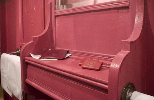 热那亚Hotel Colombo Genova的红色的门,上面有一本书