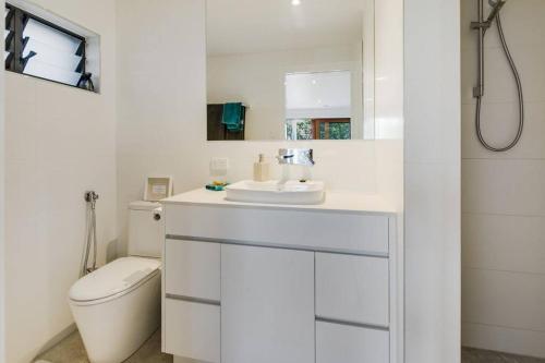 布里斯班Woolloongabba, comfortable, modern, private studio的白色的浴室设有卫生间和水槽。