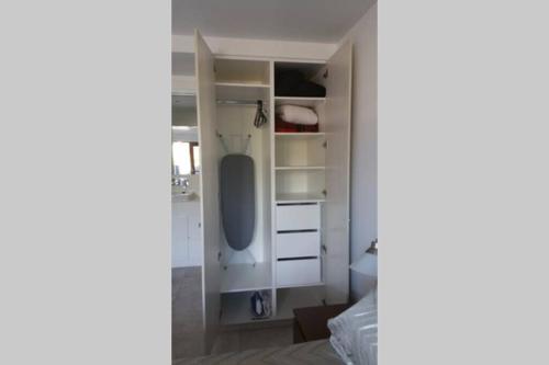 布里斯班Woolloongabba, comfortable, modern, private studio的卧室配有白色橱柜和1张床。