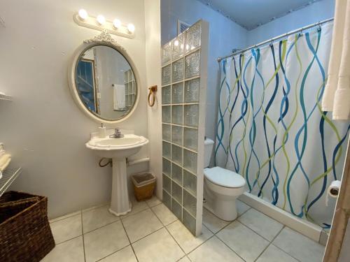 多拉多多拉多帕拉蒂姆别墅的一间带水槽、卫生间和镜子的浴室