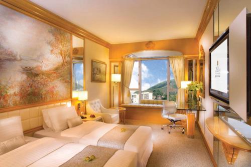 香港富豪香港酒店的一间卧室配有一张床、一张书桌和一个窗户。