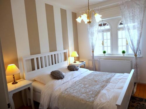 布莱德伊拉萨别墅酒店的卧室配有白色床和条纹墙