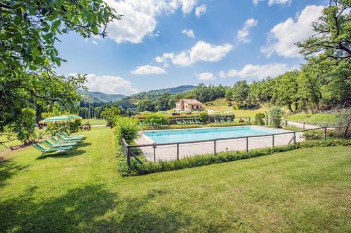 ValtopinaCerqua Rosara Residence的一个带椅子的庭院和房子的游泳池