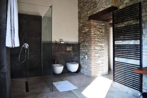 佐卡Borgo Stanzano的一间带玻璃淋浴和卫生间的浴室