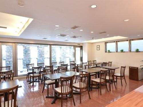 札幌札幌克拉克酒店的用餐室设有桌椅和窗户。