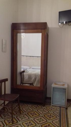 特乌拉达萨托比住宿加早餐旅馆的一张床铺角落的镜子