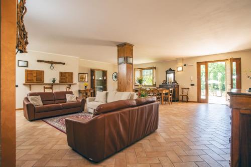 ValtopinaCerqua Rosara Residence的客厅配有沙发和桌子