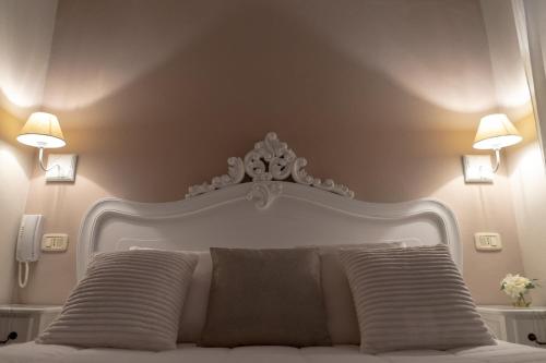 PollutriB&B Alexander的卧室配有白色的床和2个枕头