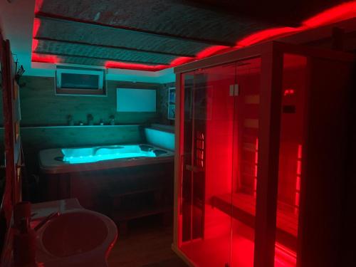 KővágóörsBalaton Wellness Tom Cat nyaraló的带浴缸和红灯的浴室