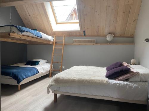 莱德萨阿尔卑斯VENOSC Le Haut de la Grange的一间卧室设有两张双层床和一扇窗户。