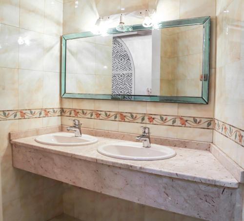沙迦Staycation Home Shj的一间带两个盥洗盆和大镜子的浴室