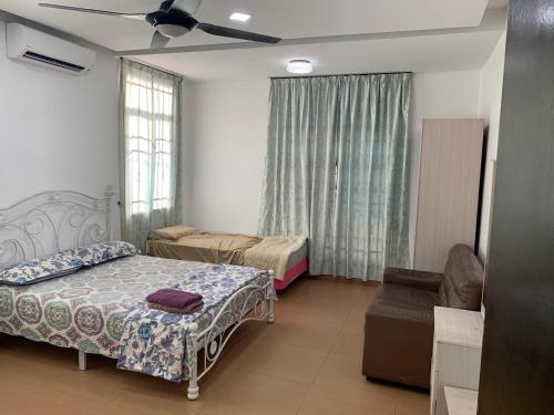 峇株巴辖VillaParadise Homestay的一间卧室配有两张床和吊扇