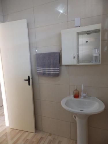 圣若泽Kitnet calma的浴室设有白色水槽和镜子