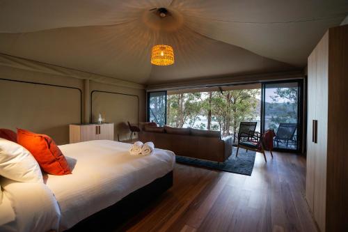 Bar PointMarramarra Lodge的一间带大床的卧室和一间客厅