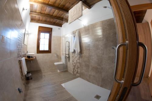 拉卡里达Apartamentos Rurales Camín Real的带淋浴和卫生间的浴室