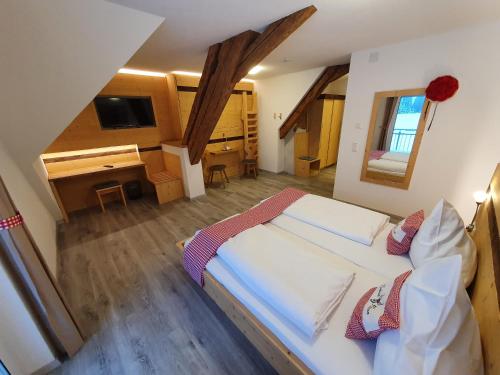 富特旺根小鹿旅馆的一间卧室配有一张大床和一张书桌