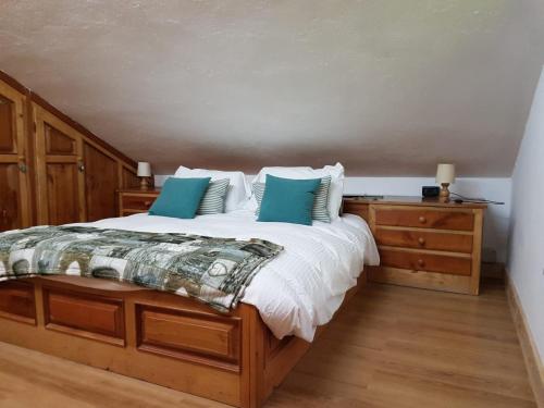 圣文森特mansarda roulette的一间卧室配有一张带蓝色枕头的大床