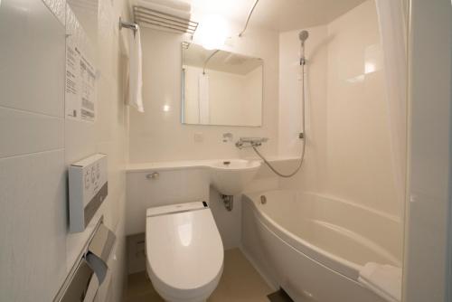 神户Hotel Meriken Port Kobe Motomachi的白色的浴室设有卫生间和浴缸。