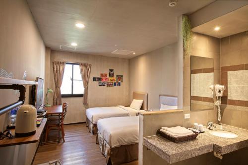 永康图森文旅 Tourism Inn的酒店客房带两张床和一间浴室