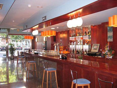 萨莫拉多纳沃卡酒店的餐厅内带蓝色凳子的酒吧