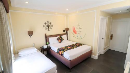 大雅台泰克宜景观花园酒店的一间卧室,配有两张床