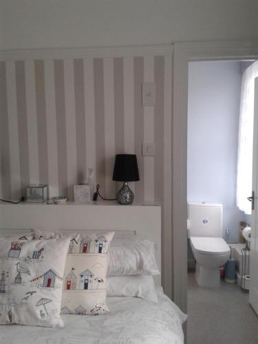 浦耳索思赖辛旅馆的一间卧室配有一张床,上面有枕头