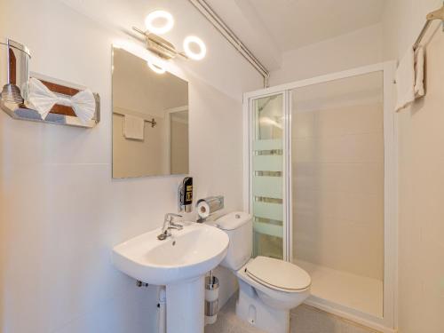 卡拉纳雅达克罗纳港旅馆的白色的浴室设有卫生间和水槽。