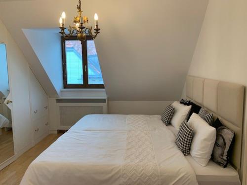 巴登Amadeus Apartment的卧室配有白色的床和窗户。