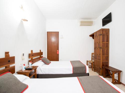 埃希哈Hostal Santiago的酒店客房配有两张床和一张书桌